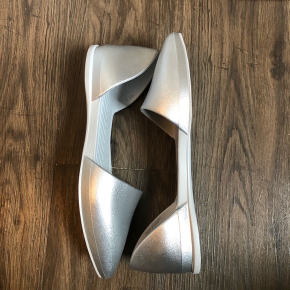 SOLD Native Audrey silver metallic flat, size 8 - Picture 2 of 6